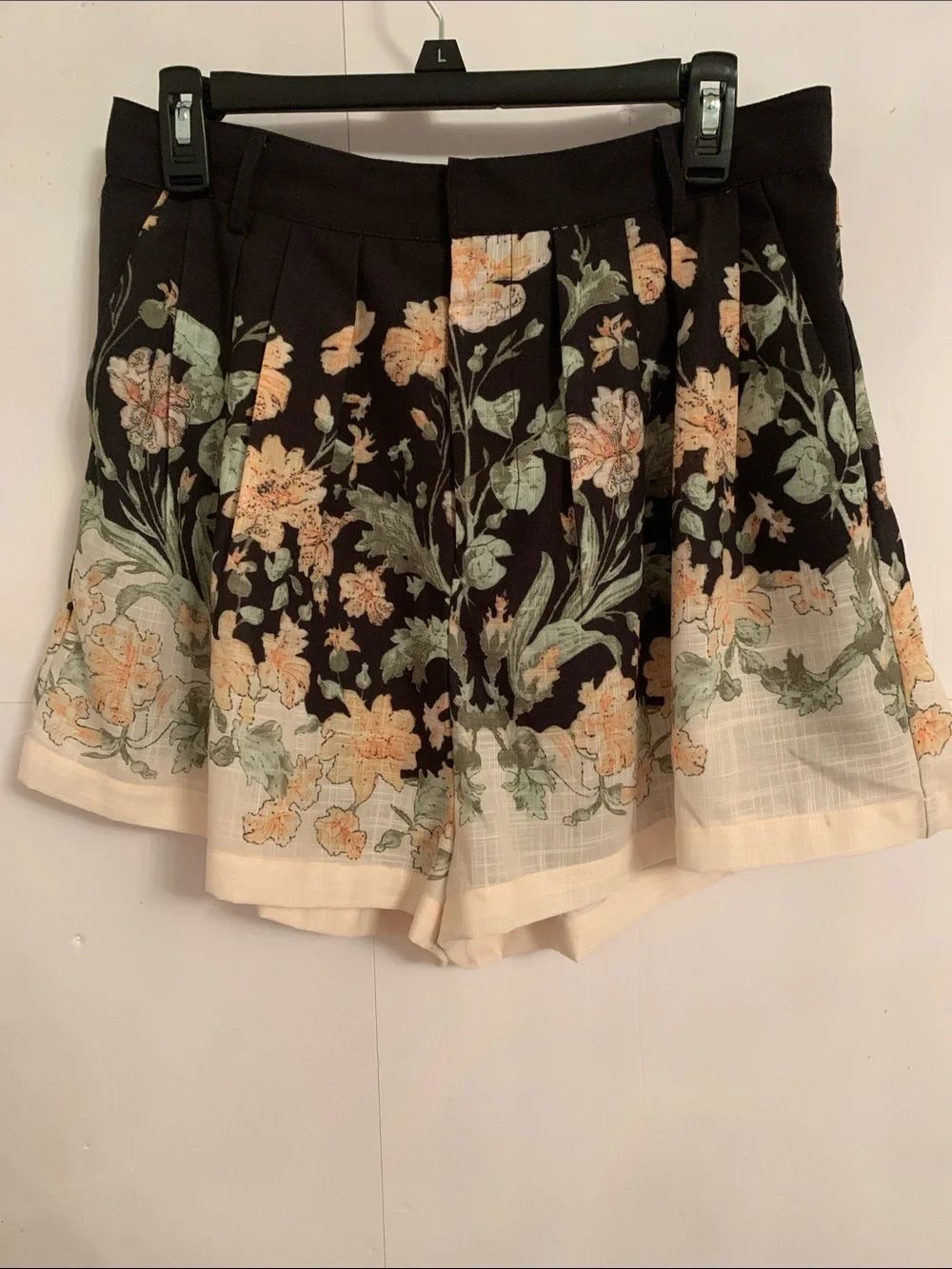 NWT En Saison Floral Border Pleated Shorts in Black and Cream Size L